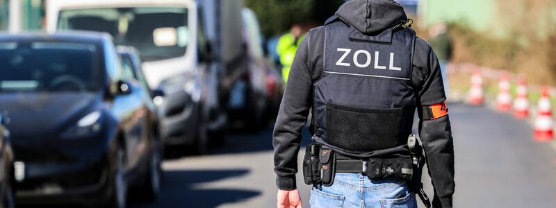 Zöllner im Einsatz beim Ausheben einer illegalen Zigarettenfabrik. (Archivbild) - Foto: Christoph Reichwein/dpa
