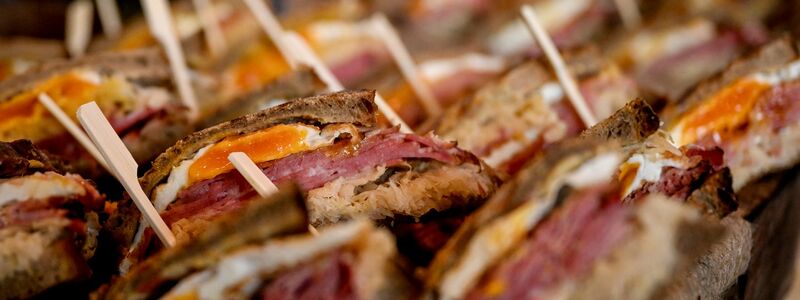 Die Gastronomen kämpfen mit hohen Kosten.  - Foto: Britta Pedersen/dpa