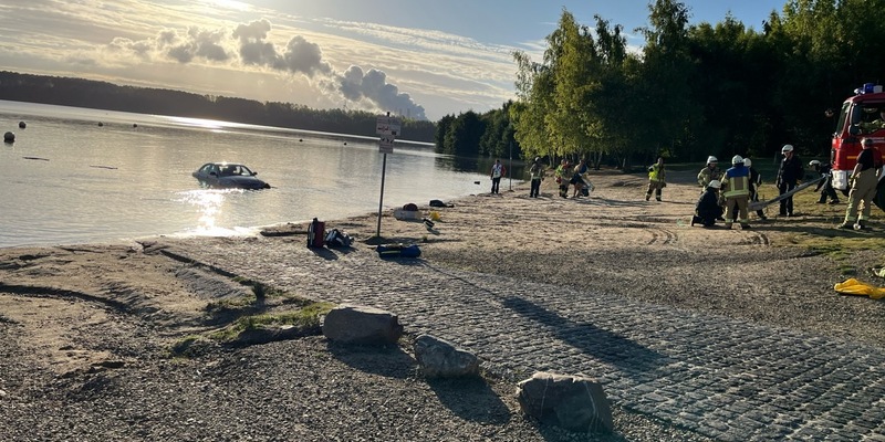POL-AC: Rettungs- und Polizeieinsatz am Blausteinsee: Auto im See - Foto: presseportal.de