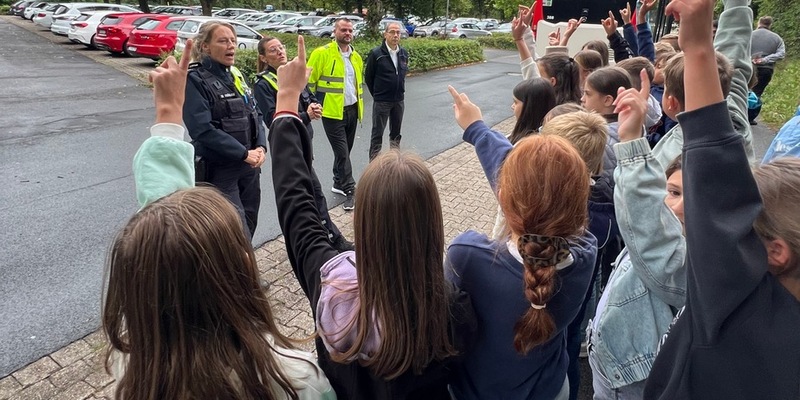 POL-MK: Sicher unterwegs mit dem Bus: Busschule machte Halt am Hemberg - Foto: presseportal.de