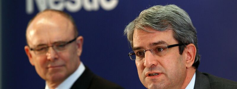 Der entlassene Nestle-Manager Laurent Freixe (rechts) - hier auf einer Pressekonferenz 2012 - Foto: Jens Büttner/dpa