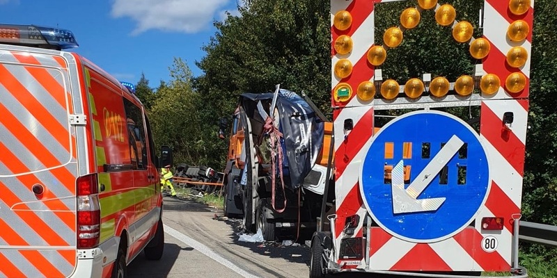 FW VG Asbach: LKW Unfall auf der A3 / 2 Leichtverletzte - lange Vollsperrung der Autobahn - Foto: presseportal.de