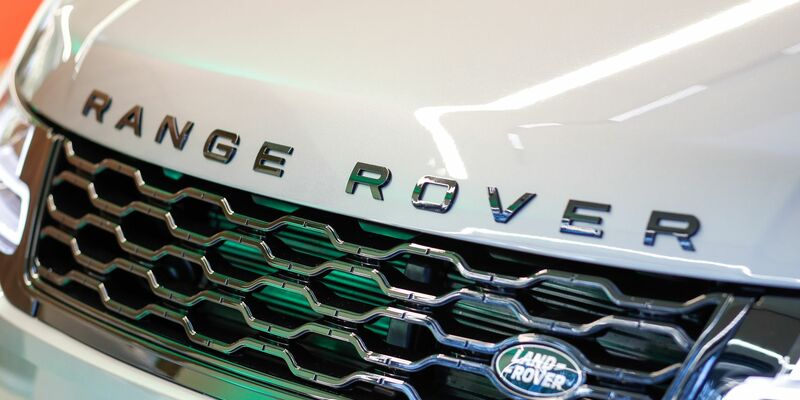 Der britische Autobauer Jaguar Land Rover muss wegen einer Cybertattacke schwere Störungen bei Produktion und Verkauf hinnehmen.  - Foto: Gerald Matzka/dpa-Zentralbild/dpa