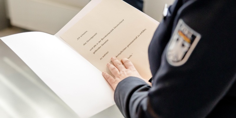 HZA-HH: Berufseinsteiger beim Hauptzollamt Hamburg - Foto: presseportal.de