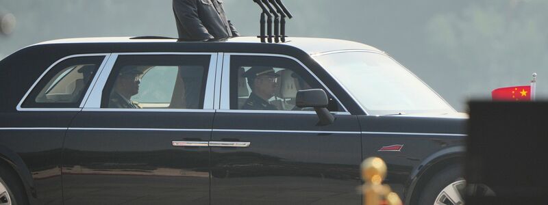 Der chinesische Präsident Xi Jinping fährt die Militärparade zum 80. Jahrestag der Kapitulation Japans im Zweiten Weltkrieg in Peking ab.  - Foto: Andy Wong/AP/dpa
