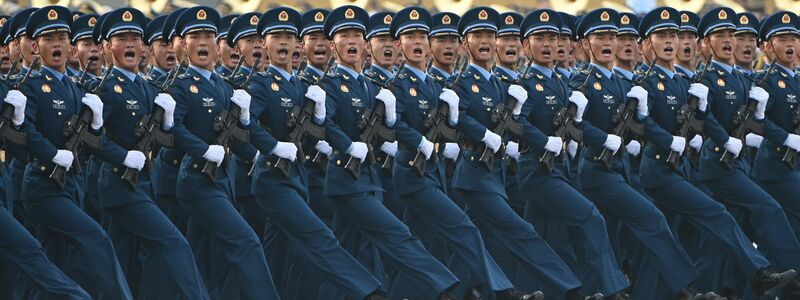 Soldaten der Volksbefreiungsarmee laufen bei einer Probe vor der großen Militärparade in Peking am Platz des Himmlischen Friedens vorbei. - Foto: Johannes Neudecker/dpa