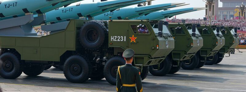 Während einer Militärparade ziehen Raketen vorbei. - Foto: Ng Han Guan/AP/dpa