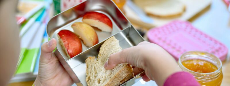 Kinder mit wählerischem Essverhalten aßen laut der Studie eher Fleisch, Fisch und Obst, wenn dieses in der Schulkantine auf dem Teller kam. (Symbolbild) - Foto: Hendrik Schmidt/dpa