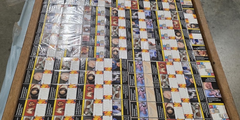 HZA-SW: Zoll enttarnt aufwendiges Schmuggelversteck/ 15.000 Stück unversteuerte Zigaretten bei Fahrzeugkontrolle entdeckt - Foto: presseportal.de