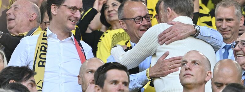  Partei- und BVB-Freunde: Friedrich Merz (Mitte) und Hans-Joachim Watzke (Archivfoto). - Foto: Bernd Thissen/dpa