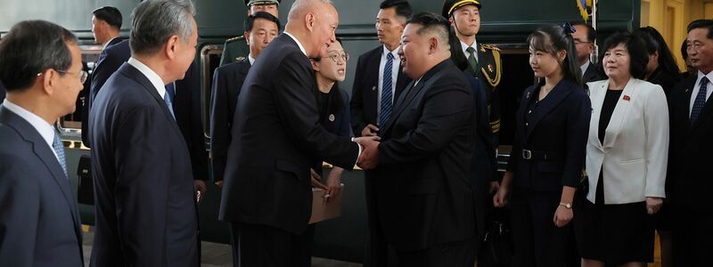 Nordkoreas Machthaber Kim Jong Un reiste erstmals mit seiner Tochter ins Ausland.  - Foto: Uncredited/KCNA via KNS/AP/dpa