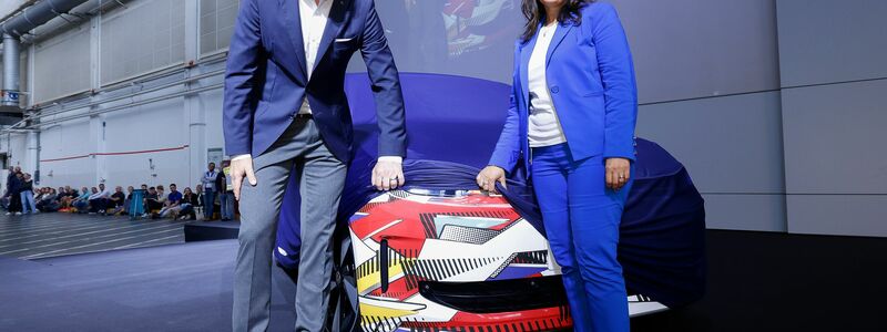 E-Auto im Polo-Format: Markenchef Thomas Schäfer und Betriebsratsvorsitzende Daniela Cavallo geben einen ersten Ausblick auf das Modell. (Handout-Foto) - Foto: Roland Niepaul/Volkswagen AG/dpa