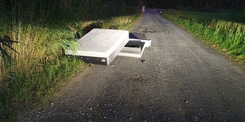 POL-CUX: Illegale Abfallentsorgung in Loxstedt-Fleeste - Zeugenaufruf (Foto im Anhang) - Foto: presseportal.de