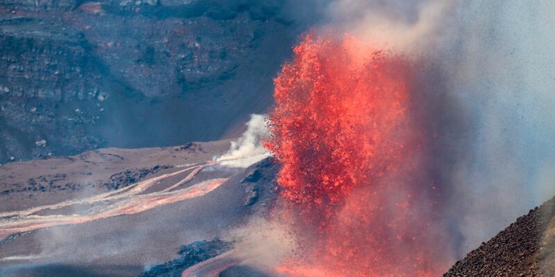 Der Kilauea spuckte Lavafontänen rund 100 Meter hoch in den Himmel. - Foto: C. Cauley/U.S. Geological Survey/AP/dpa