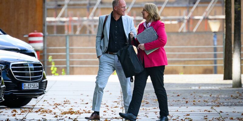 Schwarz-Rot will mit der Stahlindustrie sprechen.  - Foto: Bernd von Jutrczenka/dpa