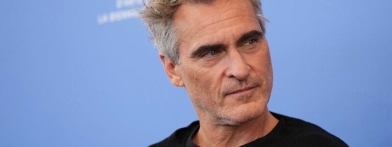Joaquin Phoenix vor der Pressekonferenz des Films mit einem «Artists4Ceasefire»-Anstecker. - Foto: Scott A Garfitt/Invision/AP/dpa