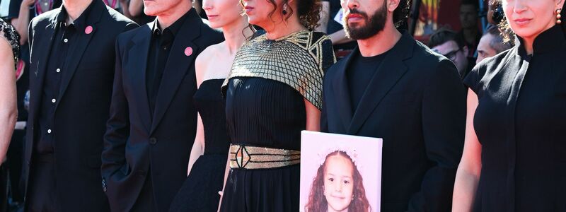 Joaquin Phoenix und Rooney Mara mit einem Teil des Filmteams und einem Foto von Hind Rajab auf dem roten Teppich.  - Foto: Mickael Chavet/ZUMA Press Wire/dpa