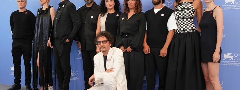 Die Produzenten Joaquin Phoenix und Rooney Mara mit Teilen des restlichen Filmteams. - Foto: Scott A Garfitt/Invision/AP/dpa