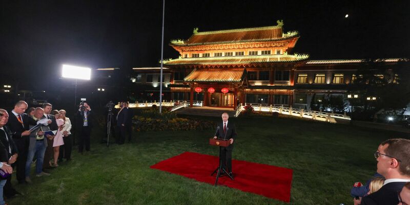 Russland könne seine Ziele in der Ukraine auch militärisch erreichen, sagte Putin bei einer Pressekonferenz in Peking. - Foto: Maxim Shemetov/Pool Reuters/AP/dpa