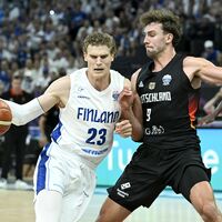 Auf die deutschen Basketballer um Franz Wagner (r) wartet im Achtelfinale Portugal. - Foto: Heikki Saukkomaa/Lehtikuva/dpa