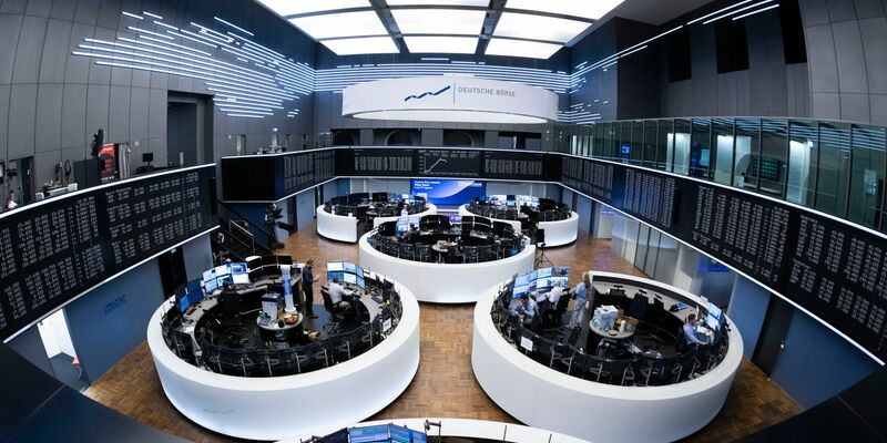 Handelssaal der Frankfurter Börse: Die Dax Konzerne legen im Tagesgeschäft zu (Archivbild) - Foto: Boris Roessler/dpa