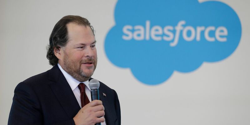 Die Vision von Salesforce-Chef Marc Benioff ist, den Kundendienst mit Hilfe von KI umzukrempeln. (Archivbild) - Foto: Darron Cummings/AP/dpa
