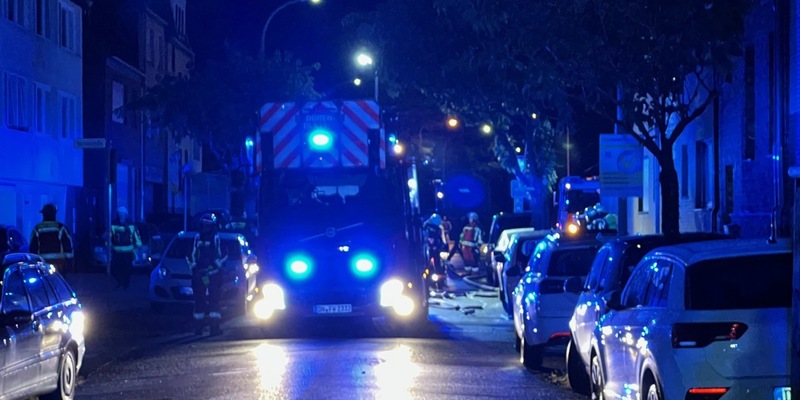 FW Düren: Wohnungsbrand in Birkesdorf in der Nacht - Mehrere Bewohner gerettet - Foto: presseportal.de