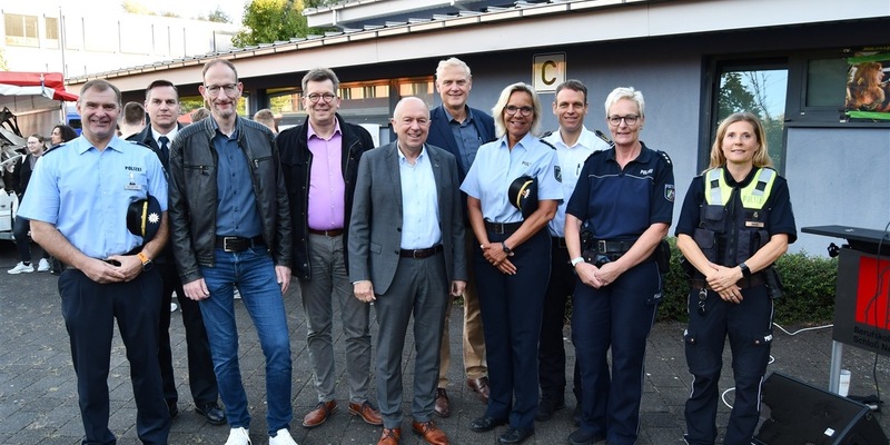 POL-PB: Verkehrssicherheitstag am Berufskolleg Schloß Neuhaus - Foto: presseportal.de