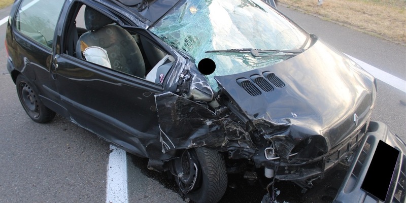 POL-MI: Autofahrer kollidiert mit Baum - Foto: presseportal.de