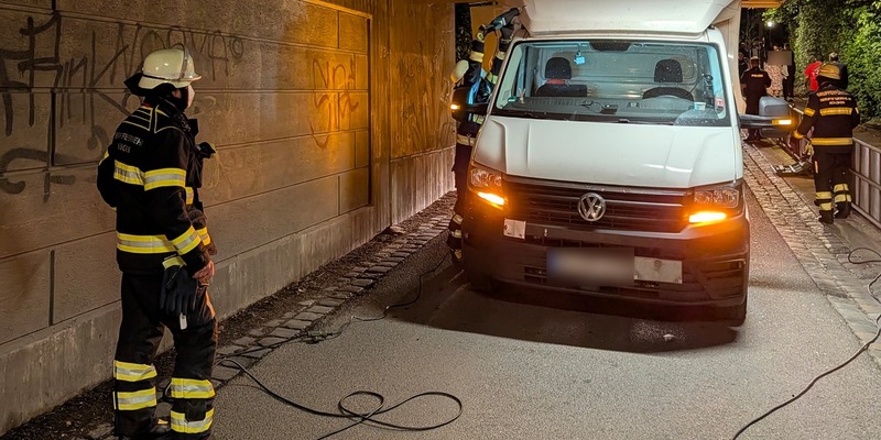 FW-M: Transporter steckt in Unterführung fest (Untermenzing) - Foto: presseportal.de