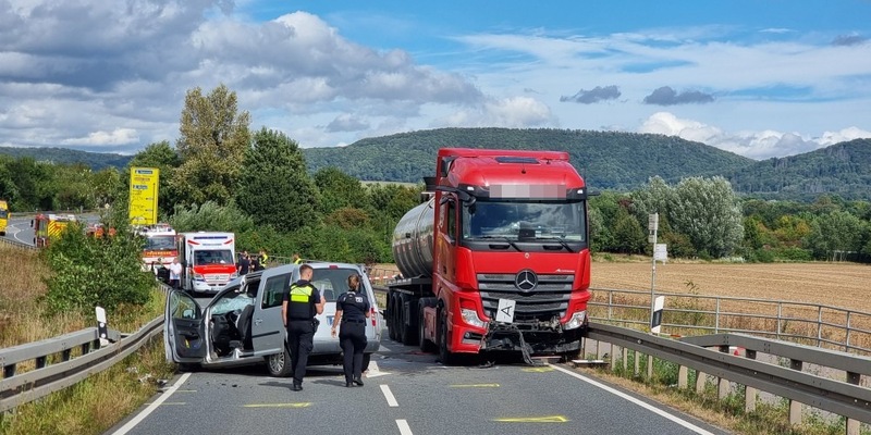 POL-HM: Zeugenaufruf: Tödlicher Unfall durch Zusammenstoß zwischen Sattelzug und Pkw - Foto: presseportal.de