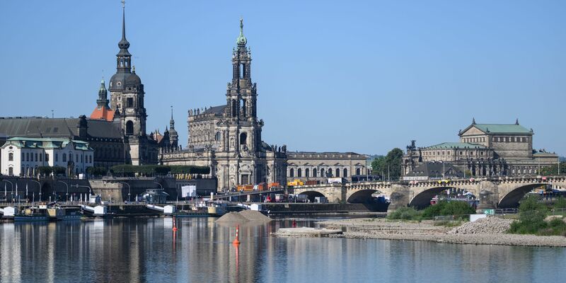 Der Abriss der im vergangenen Jahr teils eingestürzten Spannbetonbrücke kostet die Stadt nach eigenen Schätzungen rund 32 Millionen Euro - deutlich mehr als bislang angenommen. (Archivbild) - Foto: Robert Michael/dpa