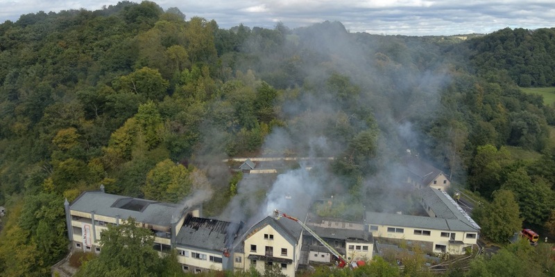 FW-Lohmar: Aufwändiger Großeinsatz: Gebäudebrand in Lohmar-Kreuznaaf - Foto: presseportal.de