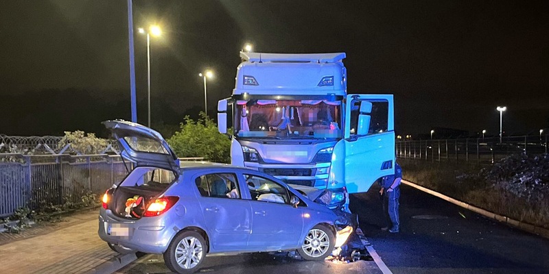 POL-DU: Friemersheim: Auto kollidiert frontal mit Lkw - zwei Verletzte - Foto: presseportal.de