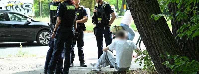 Drei Kinder seien leicht verletzt worden, sagte ein Sprecher der Feuerwehr. - Foto: Annette Riedl/dpa