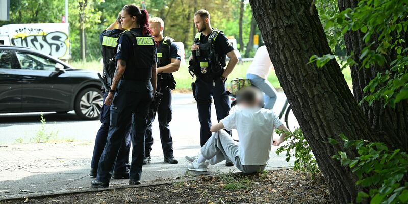 . Ein Auto ist in Berlin-Wedding in eine Menschengruppe gefahren. - Foto: Annette Riedl/dpa