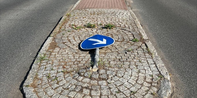 POL-RZ: Verkehrsschild umgefahren / Polizei sucht Zeugen für Unfall in Reinbek - Foto: presseportal.de