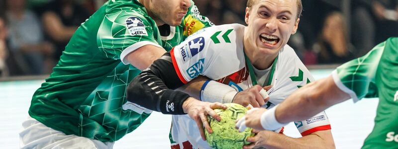 Mijajlo Marsenic (l.) und Magdeburgs Gisli Kristjansson im Duell um den Ball. (Archivbild) - Foto: Andreas Gora/dpa