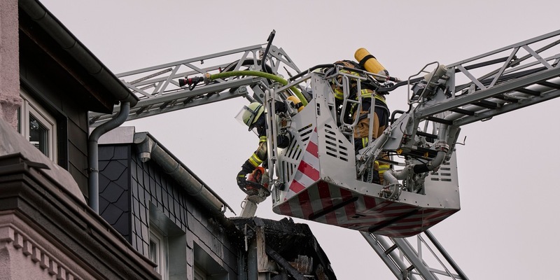 FW-E: Dachstuhlbrand in Essen-Kray - Gebäude unbewohnbar - Foto: presseportal.de