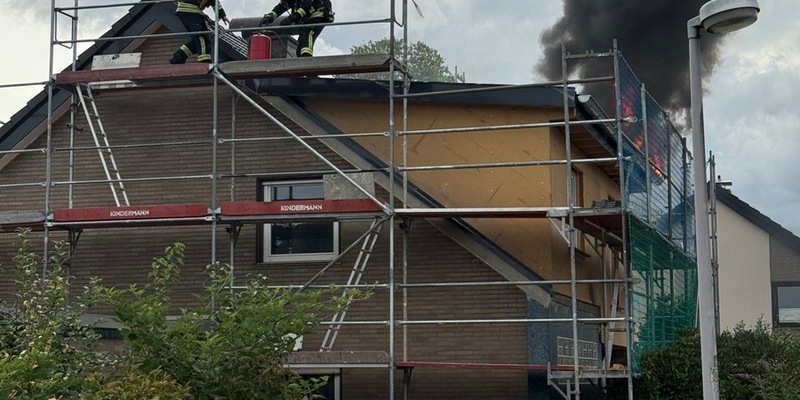 FW-MH: Dachstuhlbrand in Mülheim-Heißen - Foto: presseportal.de