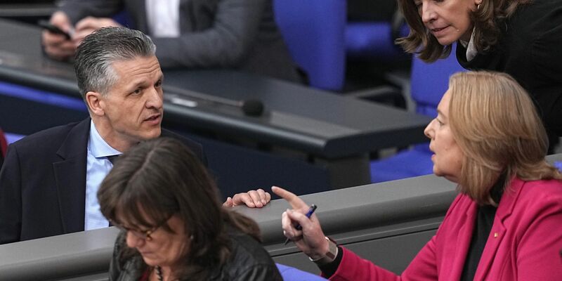 Wie schnell soll es gehen mit der Reform des Bürgergelds? Kanzleramtsminister Frei (CDU) meint, Arbeitsministerin Bas (SPD) sollte schon «in den nächsten Tagen» liefern. (Archivbild) - Foto: Michael Kappeler/dpa