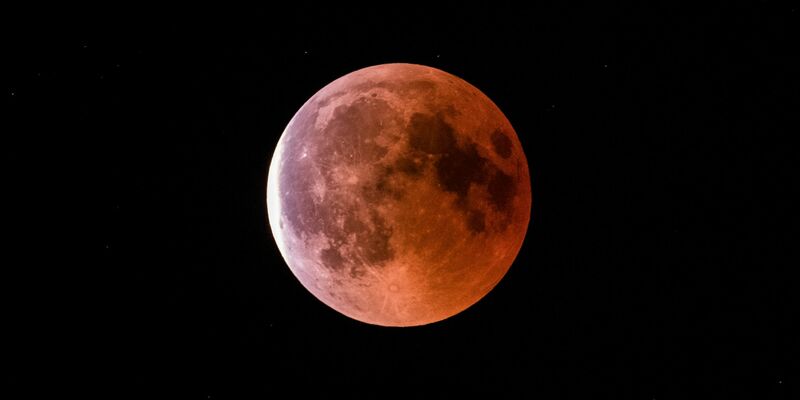 Während einer Mondfinsternis erscheint der Erdtrabant in rötlich-bräunlichen Tönen. (Archivbild) - Foto: Silas Stein/dpa