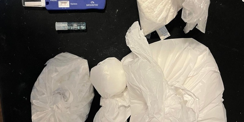 HZA-HH: Drogenfund im Kiosk // Kokain, Drogen und Bargeld - in einem unscheinbaren Kiosk - Foto: presseportal.de