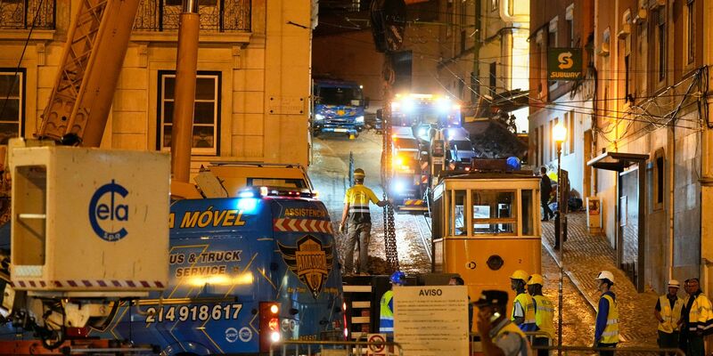 Die historische Standseilbahn «Elevador da Gloria» ist am 3. September in Lissabon bergab entgleist und gegen eine Hauswand gekracht. (Archivbild) - Foto: Ana Brigida/AP/dpa