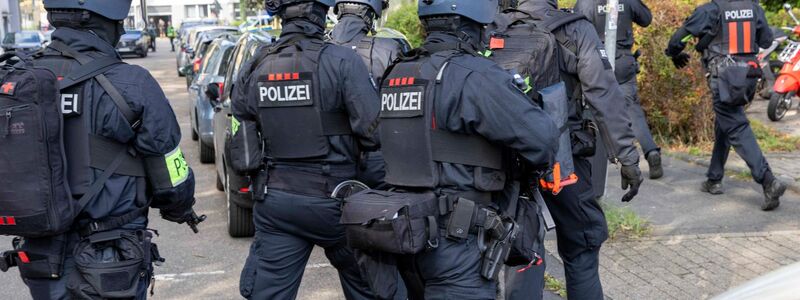 Der Großeinsatz zieht sich über Stunden bis zur Festnahme des Tatverdächtigen. - Foto: Justin Brosch/dpa
