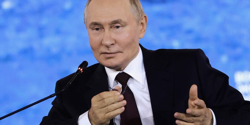 Russlands Präsident Wladimir Putin widerspricht negativen Wirtschaftsprognosen für sein Land.  - Foto: Stepan Pugachev/Roscongress Foundation/AP/dpa