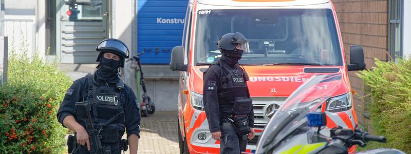 Auch Spezialeinheiten sind vor Ort. - Foto: Henning Kaiser/dpa