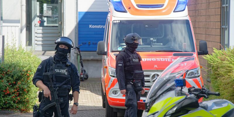 Für die Bevölkerung besteht laut Polizei nach Festnahme eines Verdächtigen keine Gefahr mehr - Foto: Henning Kaiser/dpa