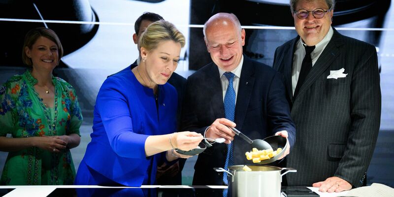Roboter putzen auf der Messe fleißig Fenster. - Foto: Bernd von Jutrczenka/dpa