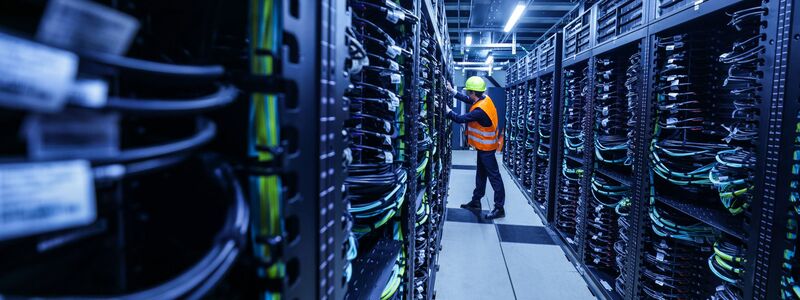 Der Supercomputer «Jupiter» im Forschungszentrum Jülich ist von Bundeskanzler Friedrich Merz und NRW-Ministerpräsident Hendrik Wüst offiziell in Betrieb genommen worden (Archivbild). - Foto: Oliver Berg/dpa